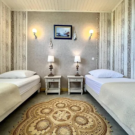 Holiday home Maison Familiale A - 3 Chambres, Terrasse, Pres De La - Fr-1-246a-318 *